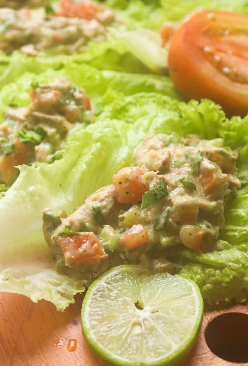 tuna lettuce wraps with lime wedges.